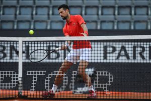 Incident INCREDIBIL la Turneul de la Roma. Novak Djokovic s-a prăbușit la pământ, după ce a fost lovit în cap cu o sticlă
