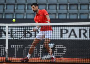 Incident INCREDIBIL la Turneul de la Roma. Novak Djokovic s-a prăbușit la pământ, după ce a fost lovit în cap cu o sticlă