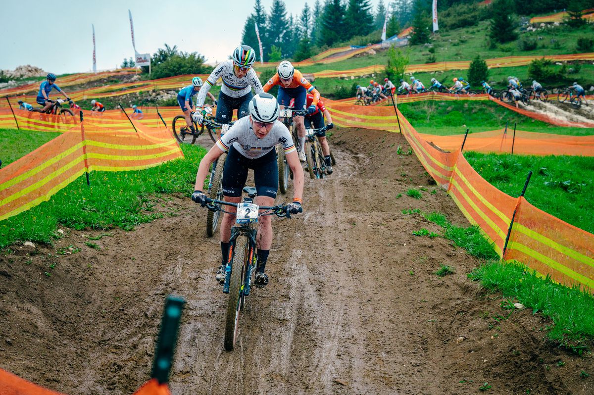 Imagini FABULOASE » Show în noroi la Campionatele Europene de Mountain Bike de la Cheile Grădiștei