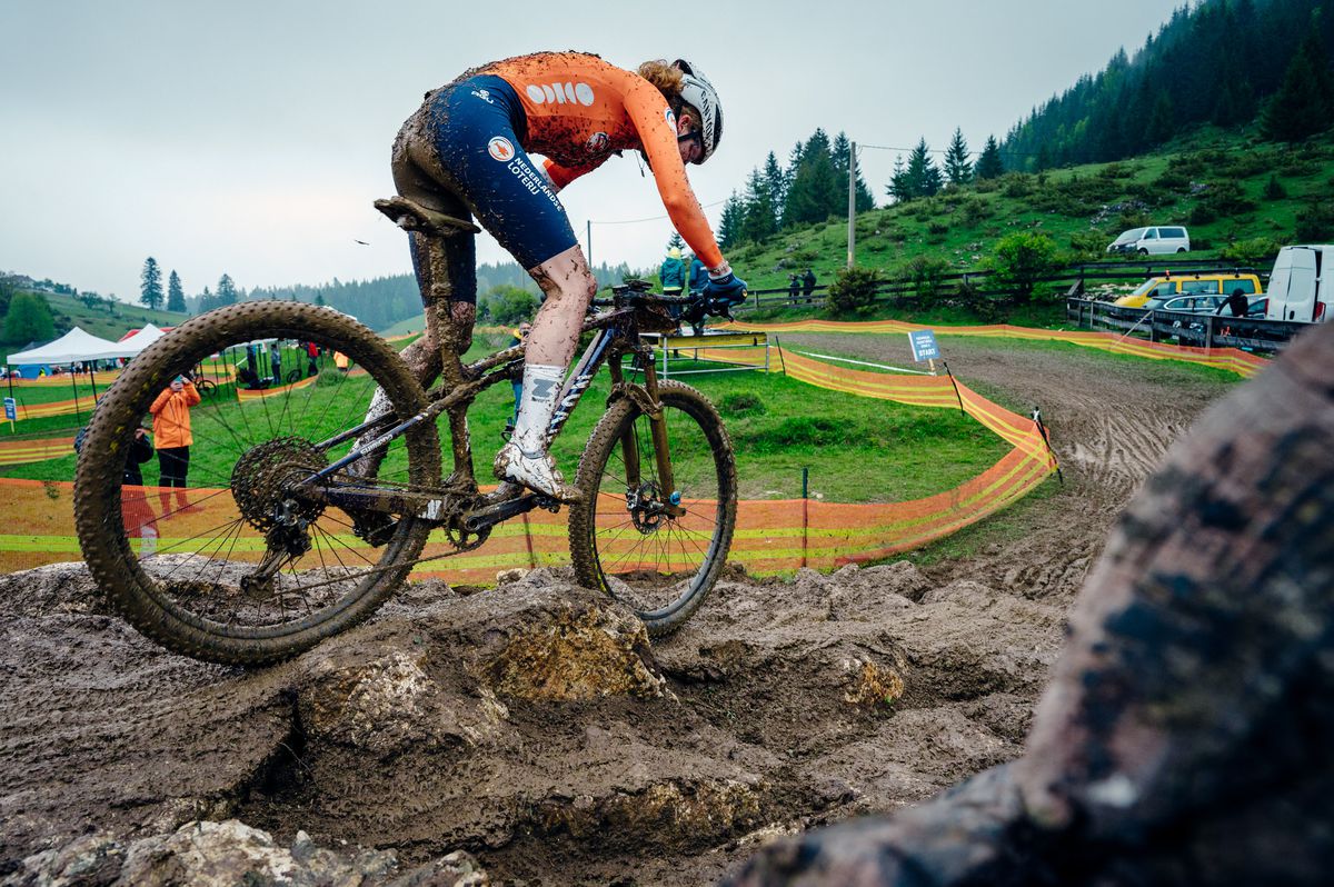 Imagini FABULOASE » Show în noroi la Campionatele Europene de Mountain Bike de la Cheile Grădiștei