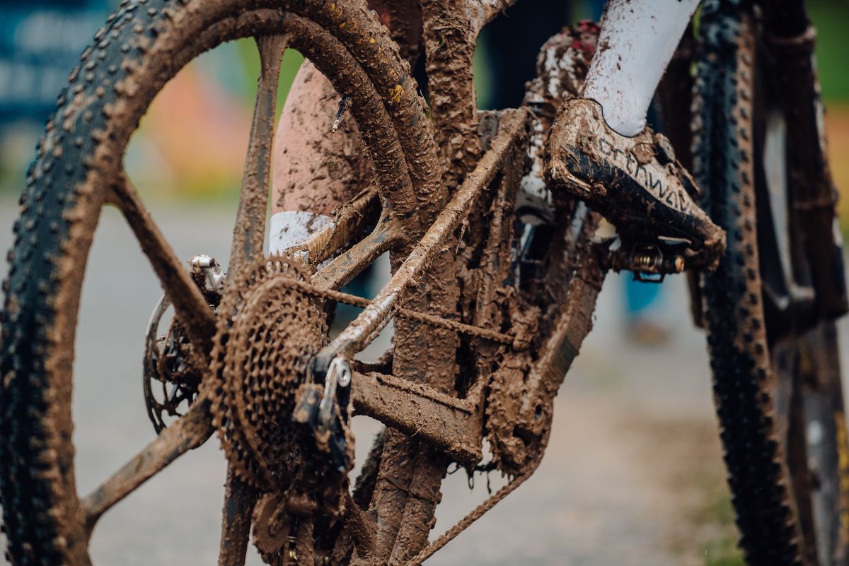 Imagini FABULOASE » Show în noroi la Campionatele Europene de Mountain Bike de la Cheile Grădiștei