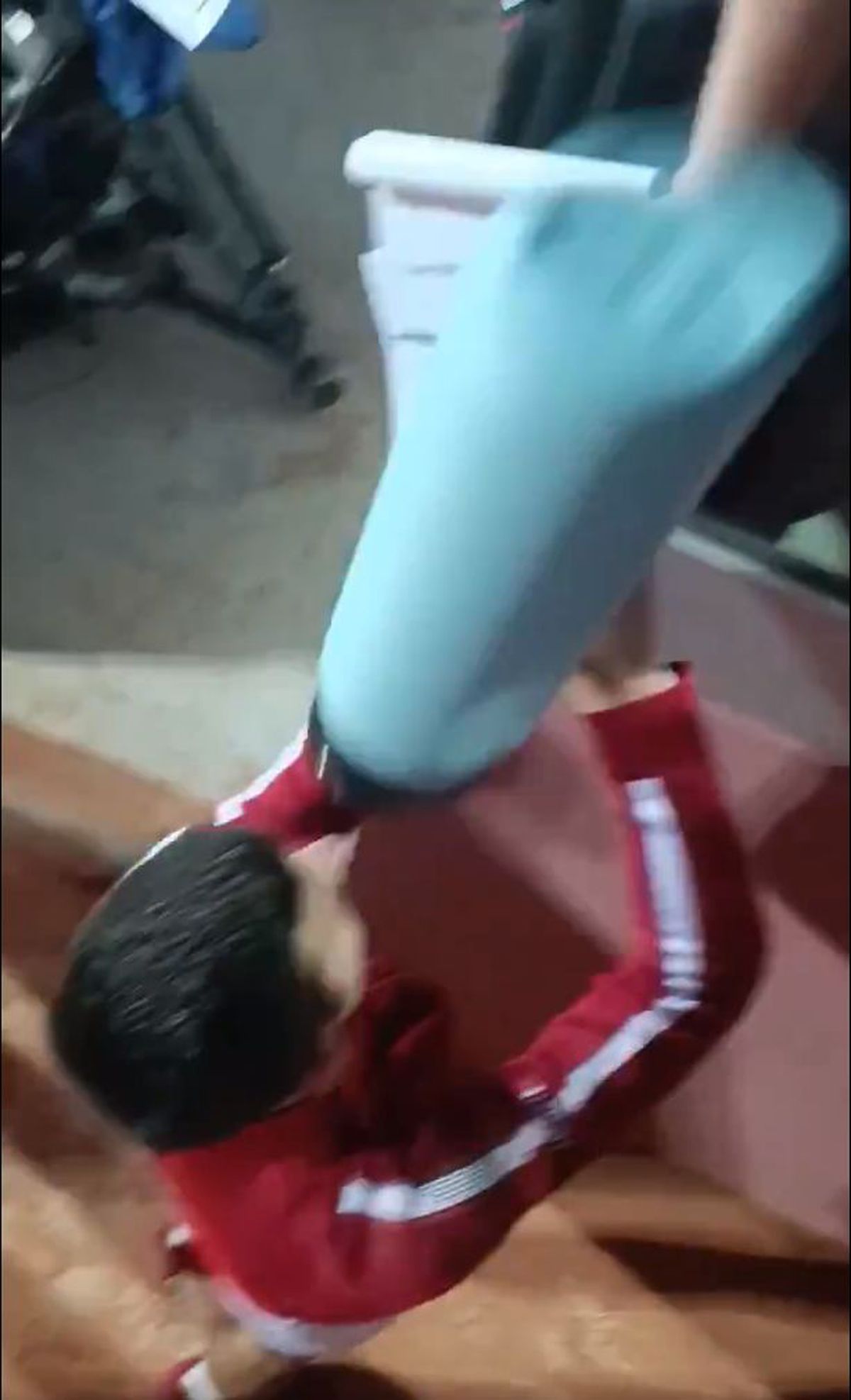 Incident INCREDIBIL la Turneul de la Roma. Novak Djokovic s-a prăbușit la pământ, după ce a fost lovit în cap cu o sticlă