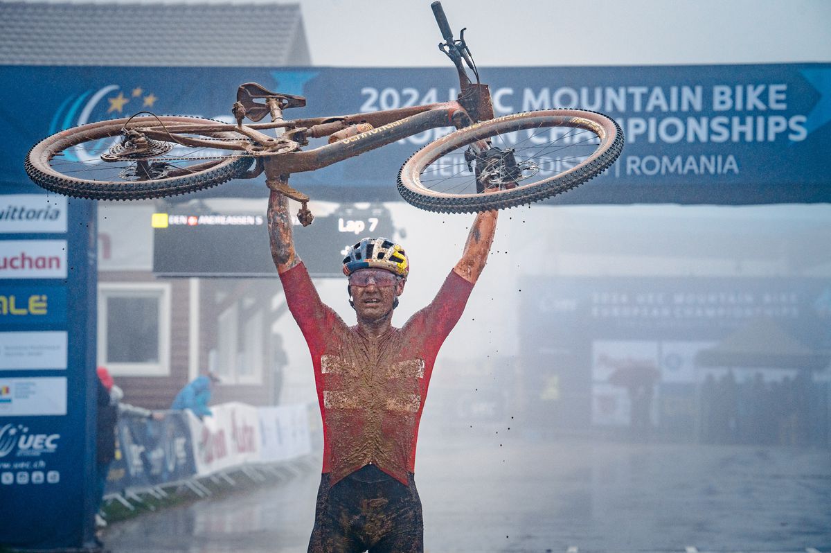 Imagini FABULOASE » Show în noroi la Campionatele Europene de Mountain Bike de la Cheile Grădiștei