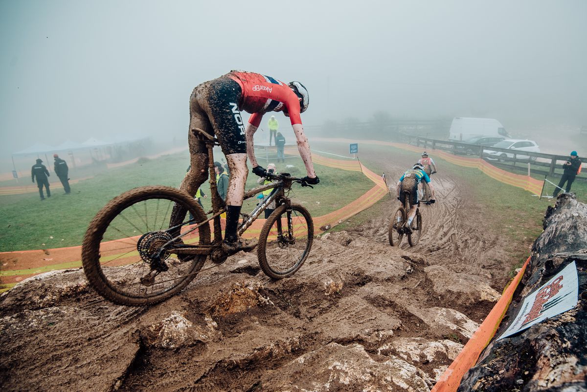 Imagini FABULOASE » Show în noroi la Campionatele Europene de Mountain Bike de la Cheile Grădiștei