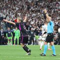 De Ligt se bucură degeaba. „Centralul” Szymon Marciniak fluierase înainte fundașul lui Bayern să marcheze / Foto: Imago