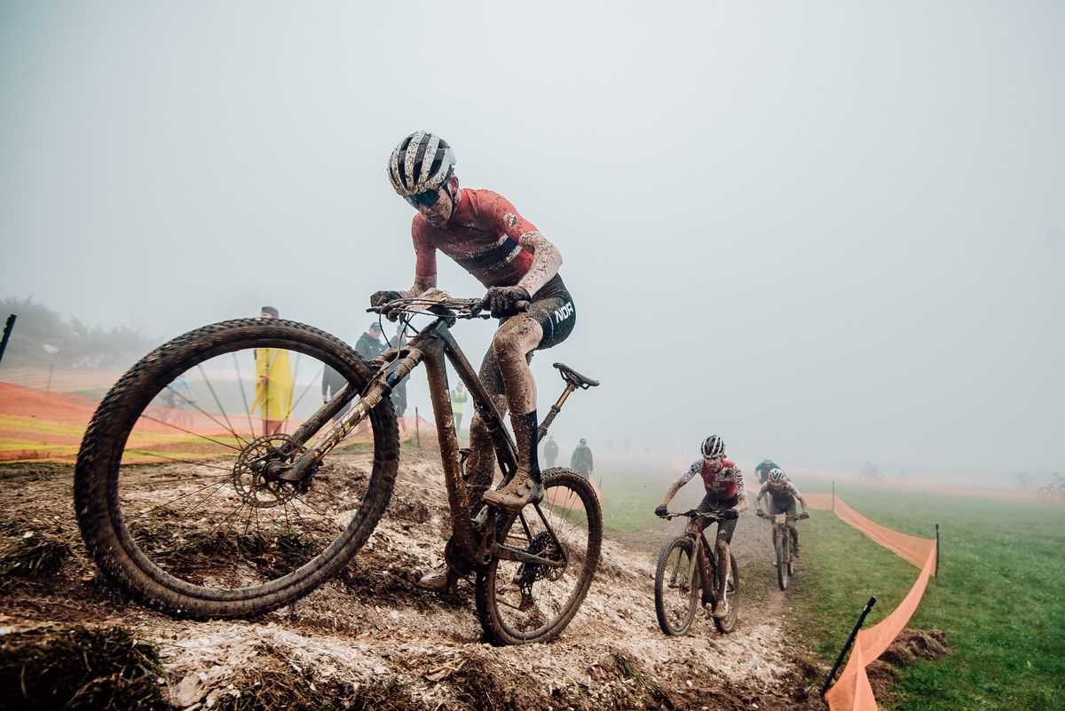 Imagini FABULOASE » Show în noroi la Campionatele Europene de Mountain Bike de la Cheile Grădiștei