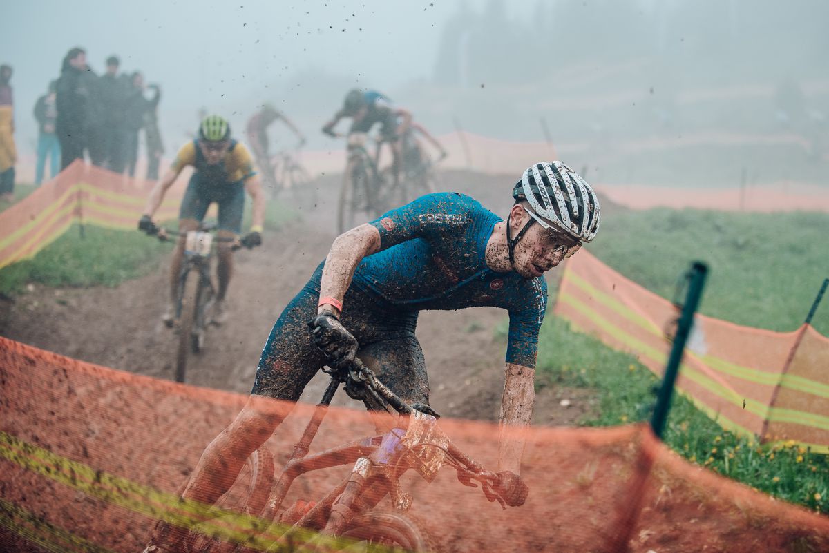 Imagini FABULOASE » Show în noroi la Campionatele Europene de Mountain Bike de la Cheile Grădiștei