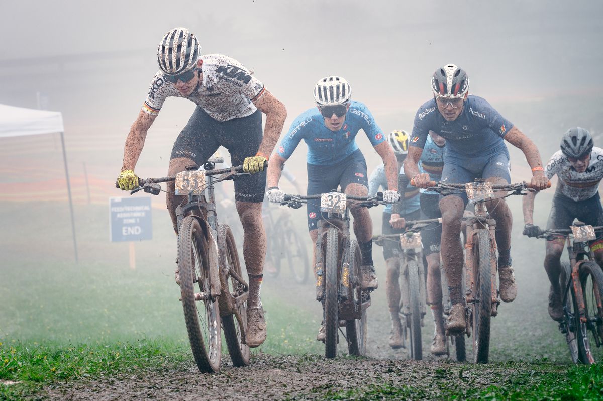 Imagini FABULOASE » Show în noroi la Campionatele Europene de Mountain Bike de la Cheile Grădiștei