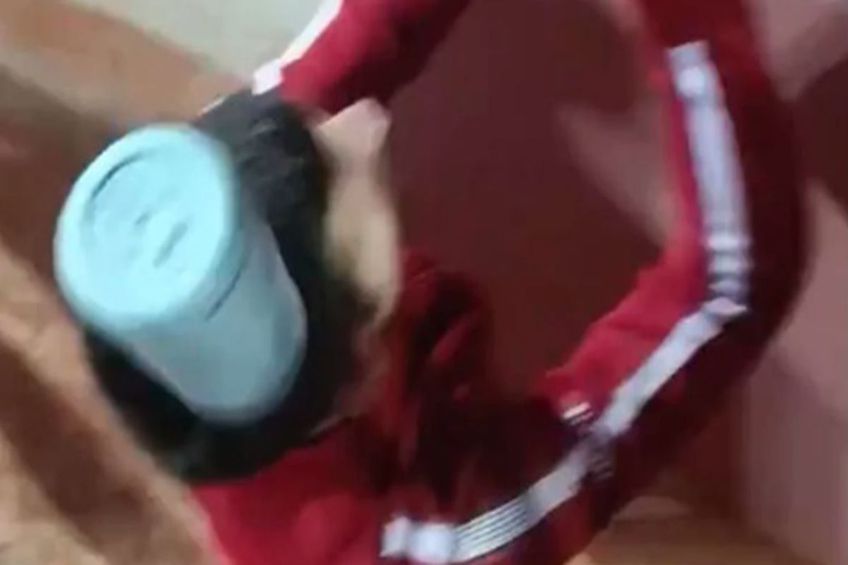 Novak Djokovic, lovit cu o sticlă de aluminiu