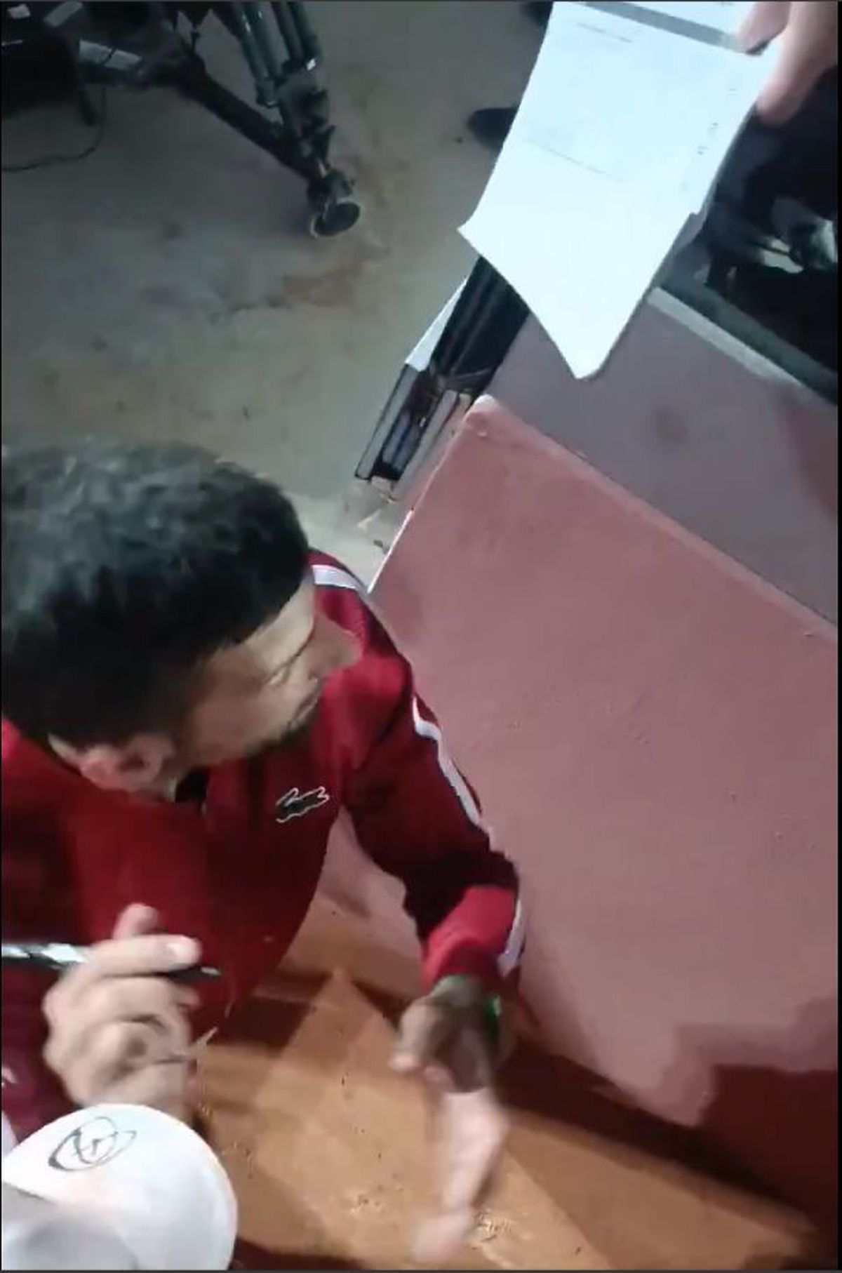 Lovit în cap cu un recipient din aluminiu, Novak Djokovic nu a participat la conferința de presă și a avut nevoie de îngrijiri medicale » Ce a provocat incidentul