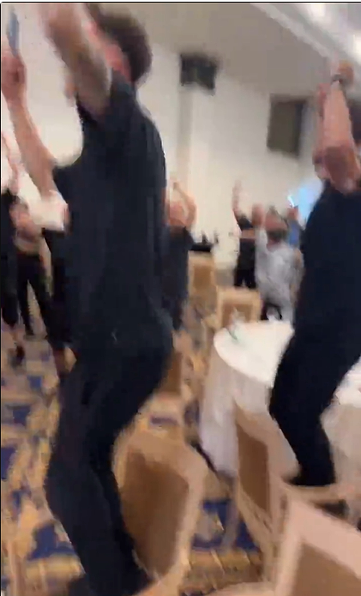 Imagini FABULOASE » Cum au sărbătorit jucătorii de la FCSB titlul: horă și râuri de șampanie