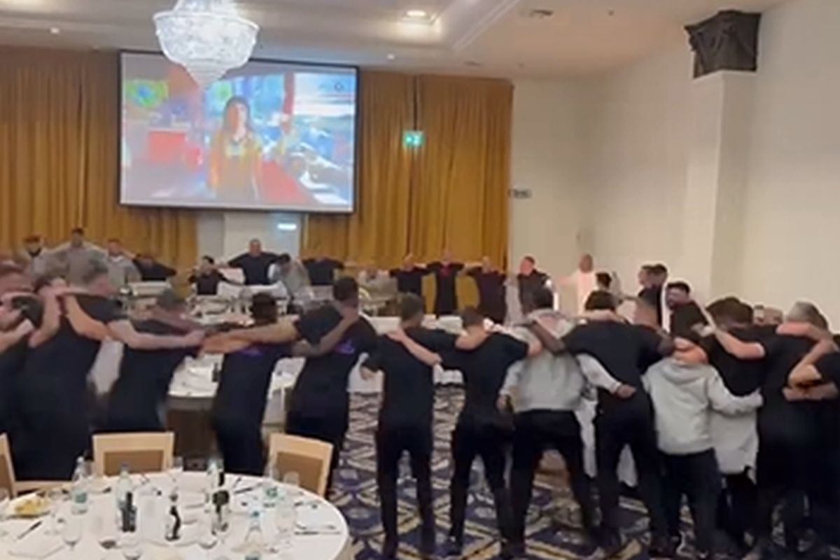 Imagini FABULOASE » Cum au sărbătorit jucătorii de la FCSB titlul: horă și râuri de șampanie