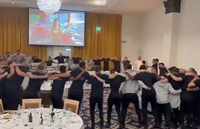 Imagini FABULOASE » Cum au sărbătorit jucătorii de la FCSB titlul: horă și râuri de șampanie