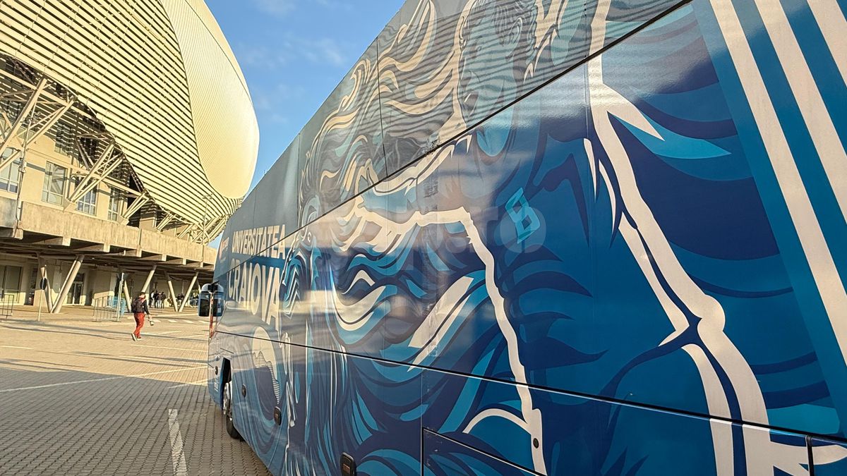 Universitatea Craiova - CFR Cluj a început din parcare! Autocarele celor două formații s-au „șters” ușor