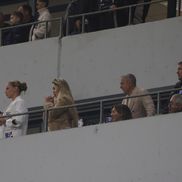 Alessia, soția lui Mitriță, sora fotbalistului (în alb) și Mihai Rotaru