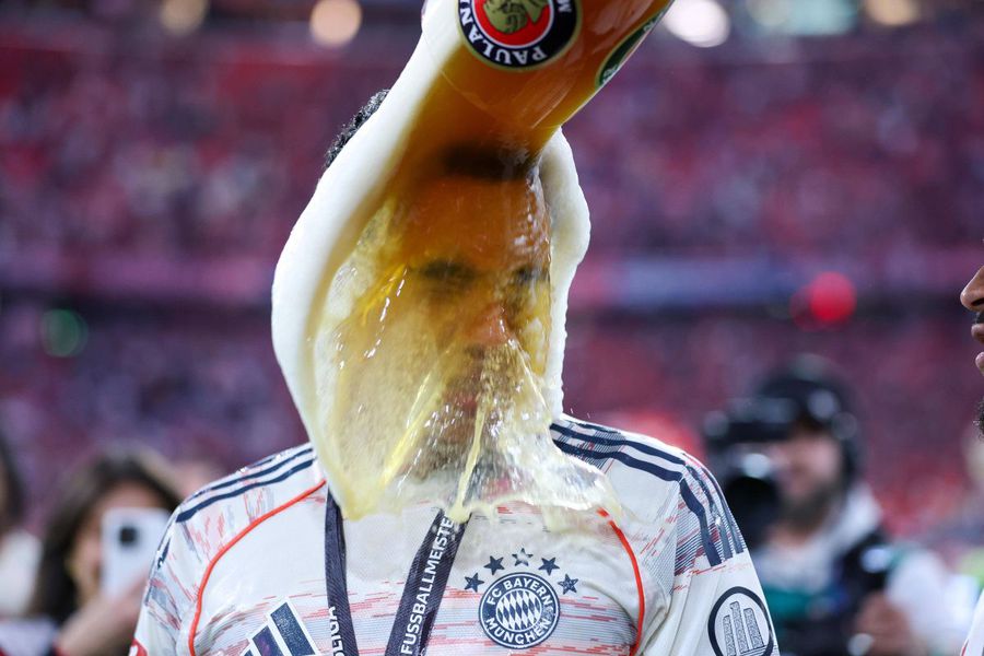 Jamal Musiala a făcut și el o baie de bere, la fel ca toți jucătorii lui Bayern la fiesta de pe Allianz Arena / Foto: Imago Thomas Muller a fost sufletul petrecerii pe Allianz Arena, după ce Bayern a câștigat al 34-lea titlu!