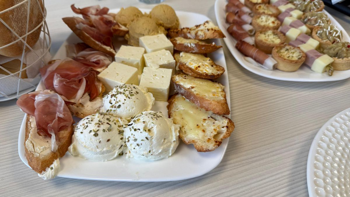 Cum arată loja pe care primarul Lia Olguța Vasilescu o are la stadionul din Craiova! Ce a agățat pe pereți