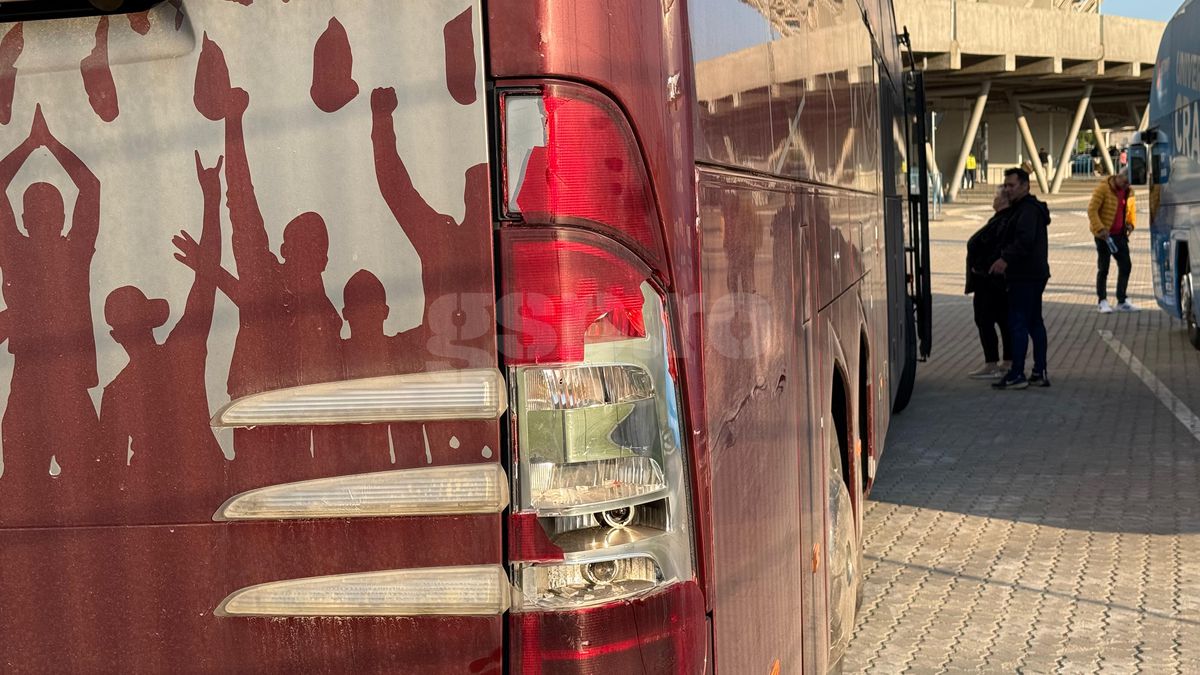 Universitatea Craiova - CFR Cluj a început din parcare! Autocarele celor două formații s-au „șters” ușor