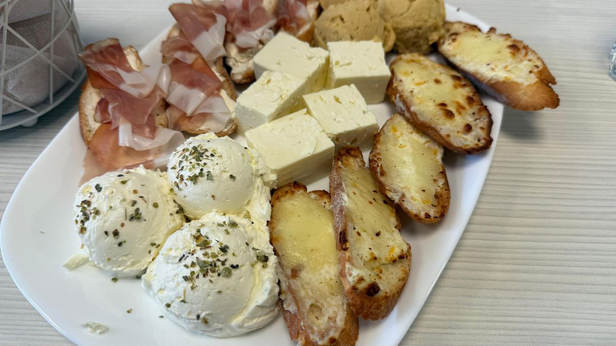 Cum arată loja pe care primarul Lia Olguța Vasilescu o are la stadionul din Craiova! Ce a agățat pe pereți