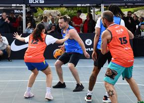 E spectacol de zile mari la Sport Arena Streetball! Primarul sectorului 6 a renunțat la sacou și a jucat baschet cu „Țestoasele Ninja”