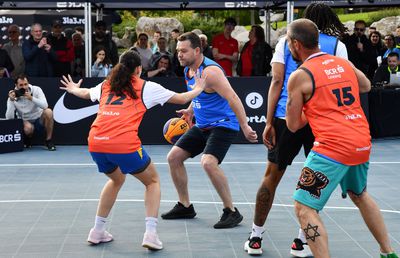 E spectacol de zile mari la Sport Arena Streetball! Primarul sectorului 6 a renunțat la sacou și a jucat baschet cu „Țestoasele Ninja”