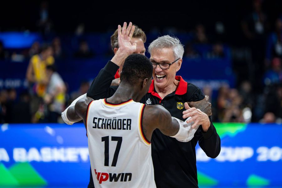 Gordie Herbert, bucurându-se alături de Dennis Schroder/Foto: Imago Images Fostul antrenor al campioanei mondiale la baschet, mesaj puternic despre sănătatea mentală: „Mă simțeam pierdut. Paralizat”
