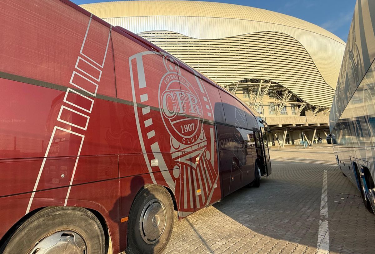 Universitatea Craiova - CFR Cluj a început din parcare! Autocarele celor două formații s-au „șters” ușor