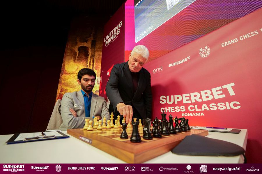 Runda a treia la Superbet Chess Classic România 2025: prima victorie cu piesele negre, remiză solidă pentru Deac și un nou lider în clasament