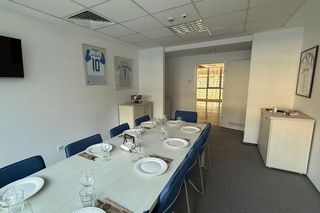 Cum arată loja pe care primarul Lia Olguța Vasilescu o are la stadionul din Craiova! Ce a agățat pe pereți