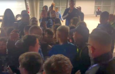 Imaginile serii de la Craiova » Alexandru Mitriță, fugărit de copii prin parcare