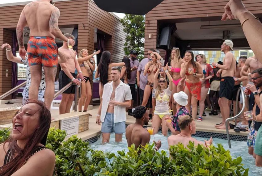 GALERIE FOTO Au promovat și patronul le-a făcut cadou o escapadă în Las Vegas! Noapte de pomină