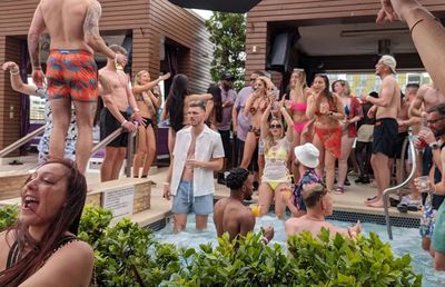 Au promovat și patronul le-a făcut cadou o escapadă în Las Vegas! Noapte de pomină