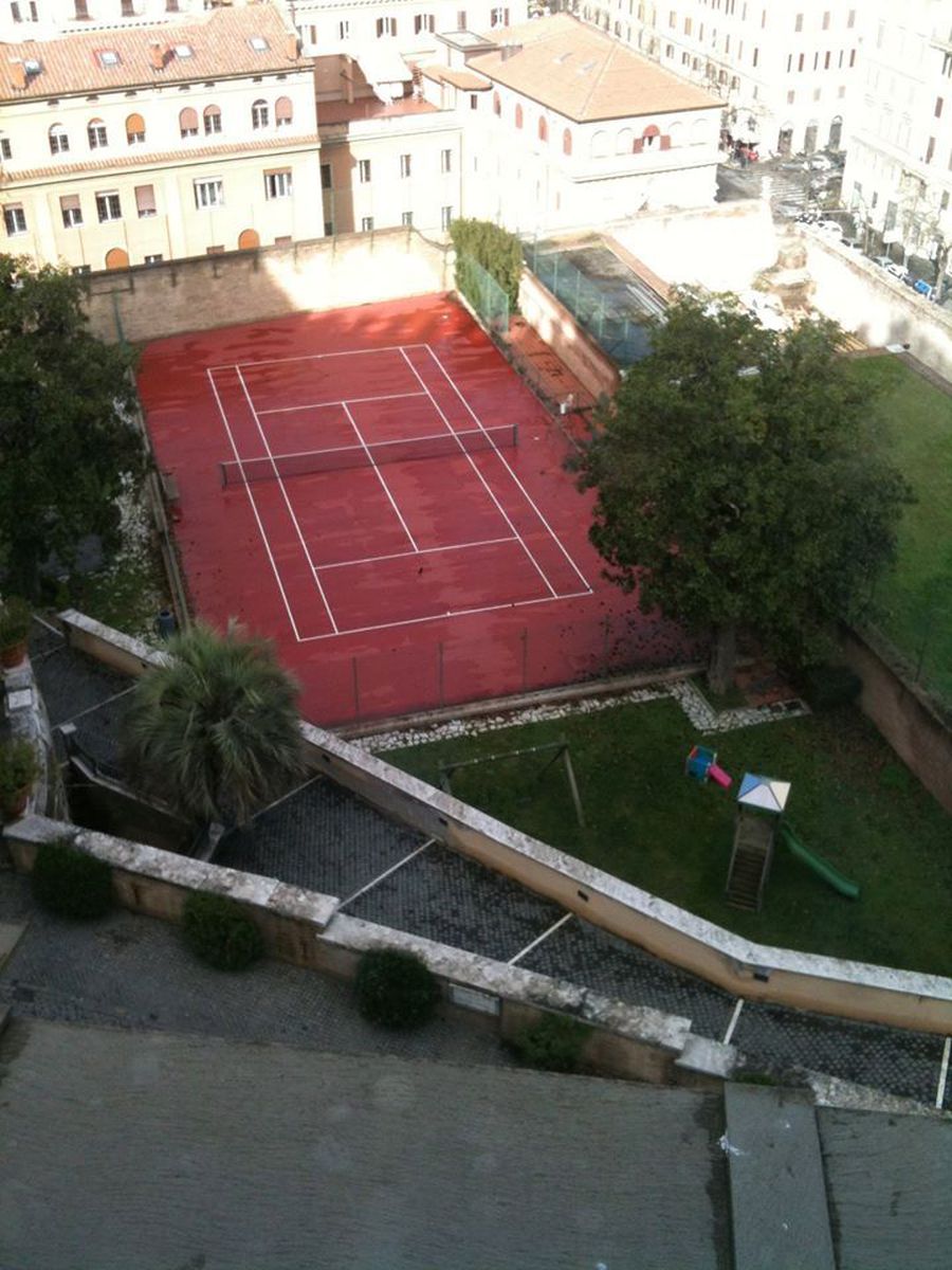 Vaticanul ascunde un teren de tenis pe care Papa Leon al XIV-lea își poate cultiva pasiunea » „Sportul Alb” are o istorie de 5 secole în cel mai mic stat din lume