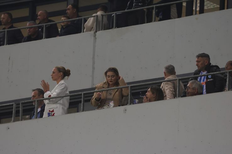 Alessia, soția lui Mitriță, sora fotbalistului (în alb) și Mihai Rotaru