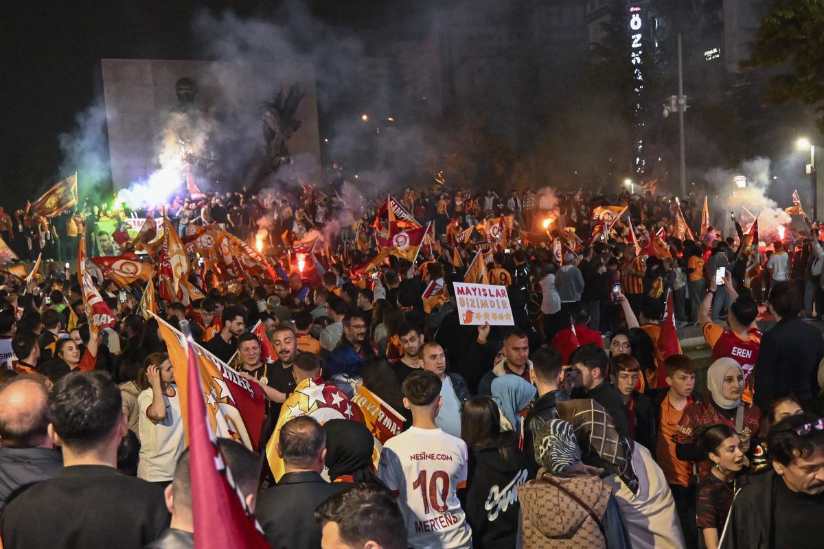 Galatasaray a câștigat al patrulea titlu consecutiv și a scos suporterii în stradă! Imagini spectaculoase