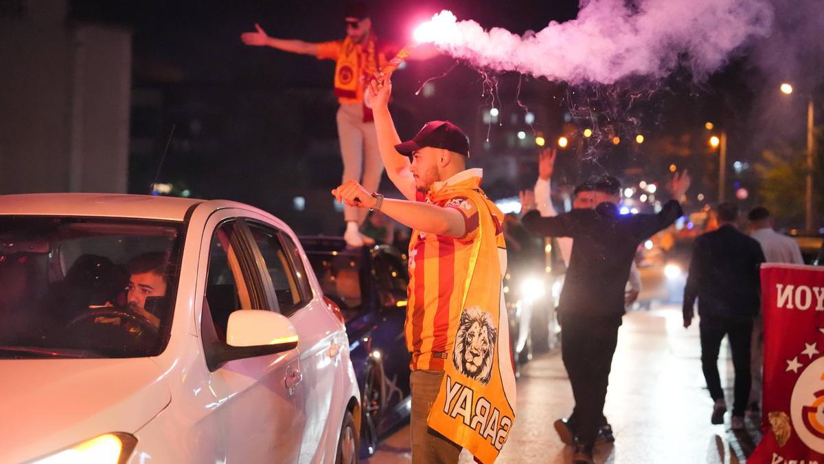 Galatasaray a câștigat al patrulea titlu consecutiv și a scos suporterii în stradă! Imagini spectaculoase