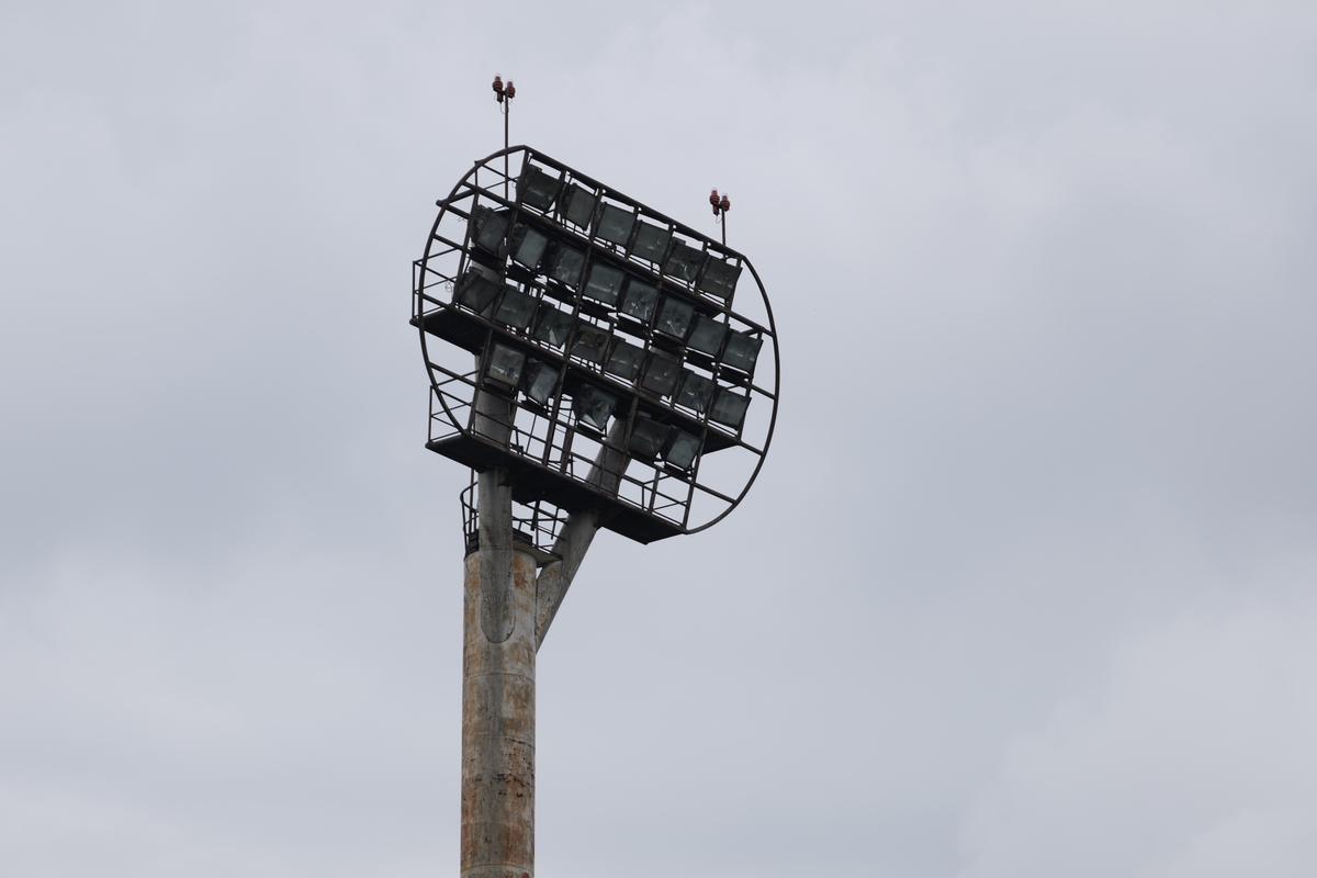 Stadionul-fantomă din România, înghițit de buruieni și rugină » Echipa națională a jucat aici de două ori