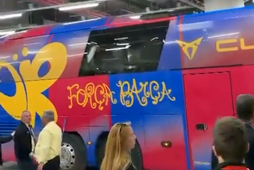 Scene neplăcute au avut loc la sosirea autocarelor echipelor FC Barcelona și Real Madrid pe „Spotify Camp Nou”, înaintea marelui derby de duminică seară.