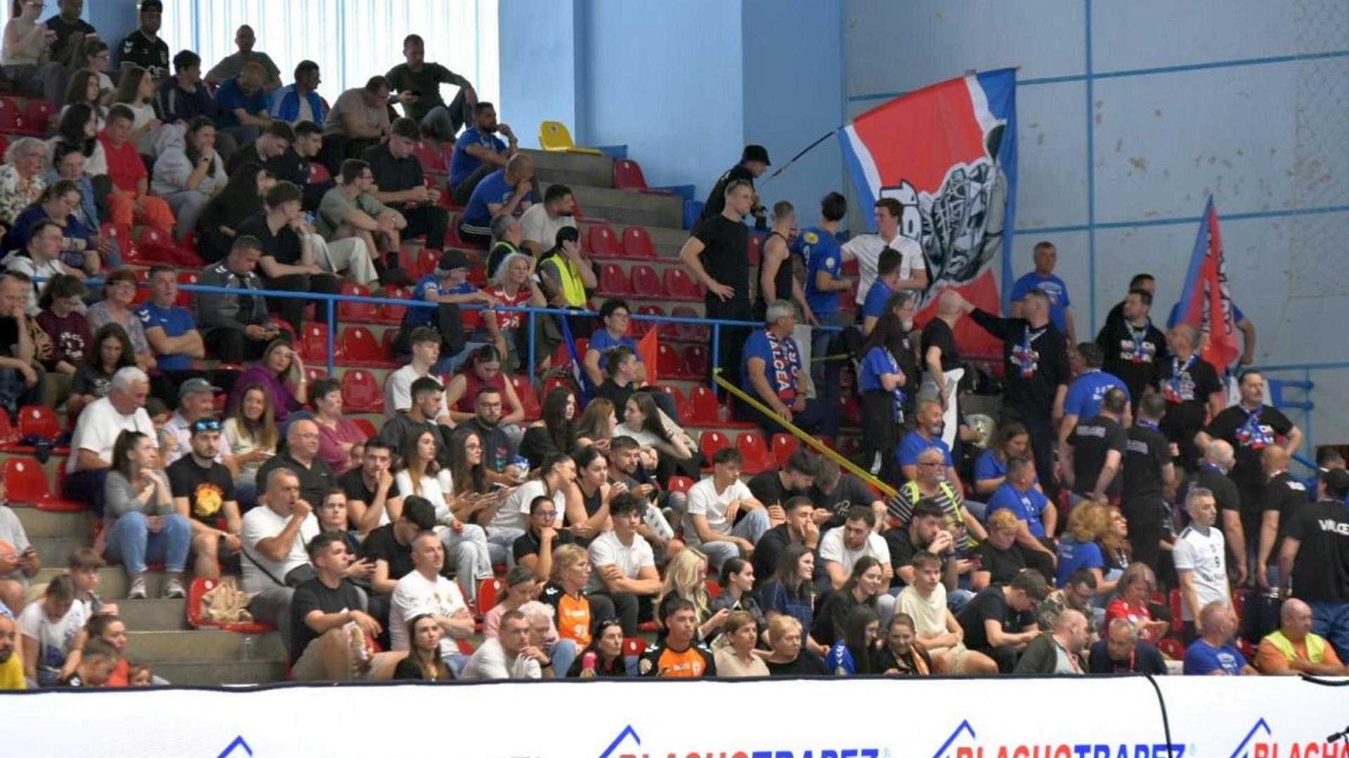 Președintele clubului Minaur Baia Mare bruschează și ceartă secretarul general FRH Nicolae Luca în timpul scandalului Cupa României handbal, FRH incidente. | sursa foto: Gazeta Sporturilor