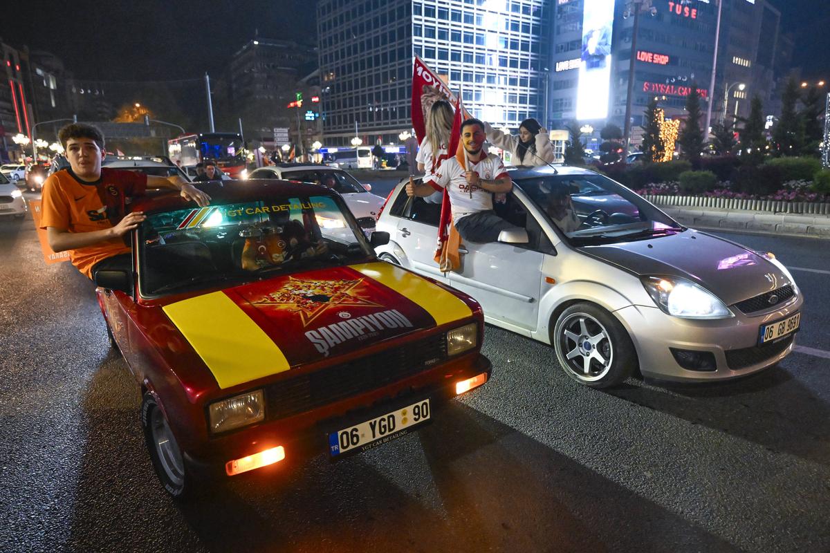 Galatasaray a câștigat al patrulea titlu consecutiv și a scos suporterii în stradă! Imagini spectaculoase