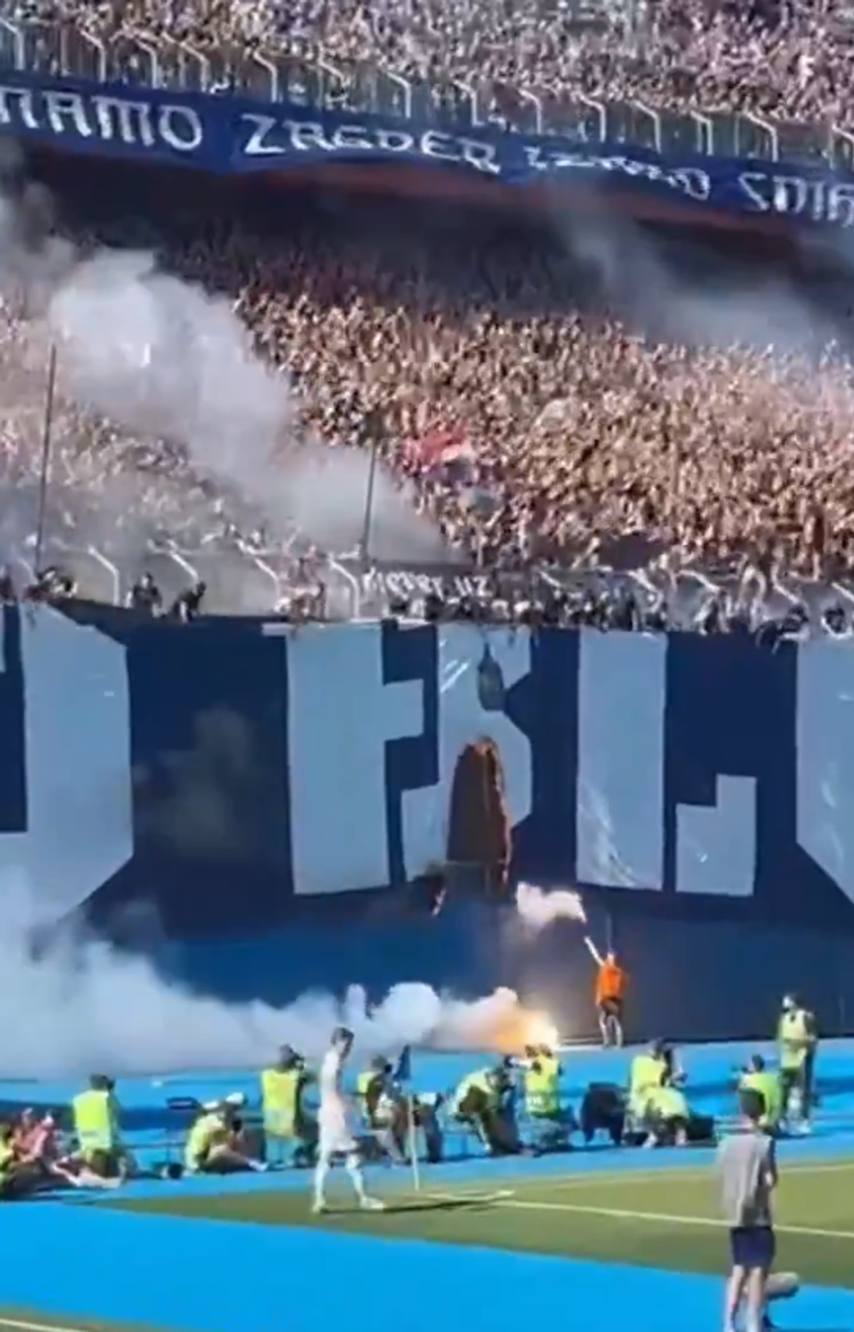 Au ars bannerul rivalilor cu telecomanda! » Scene incredibile la marele derby: ultrașii au provocat haos în tribune