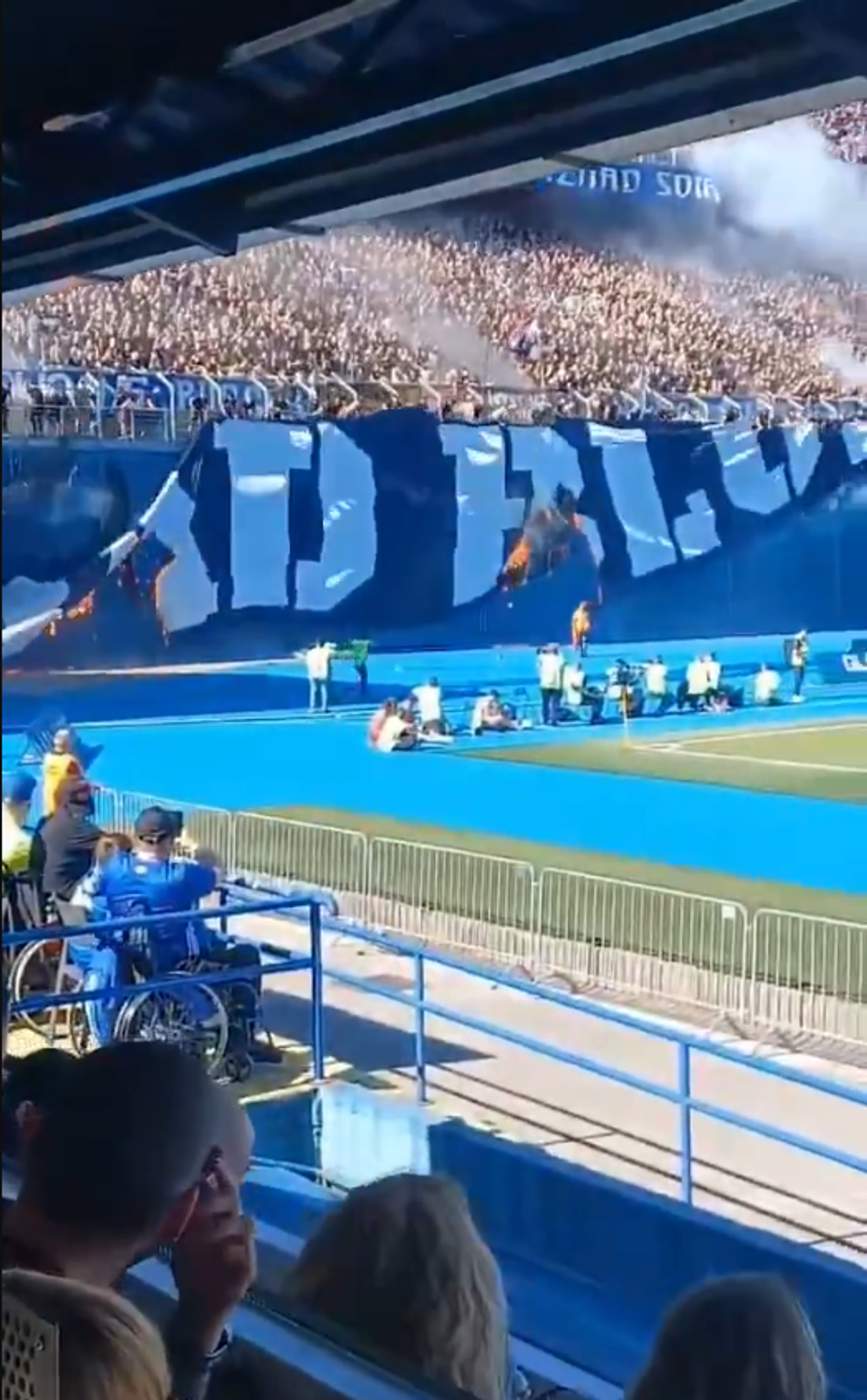 Au ars bannerul rivalilor cu telecomanda! » Scene incredibile la marele derby: ultrașii au provocat haos în tribune