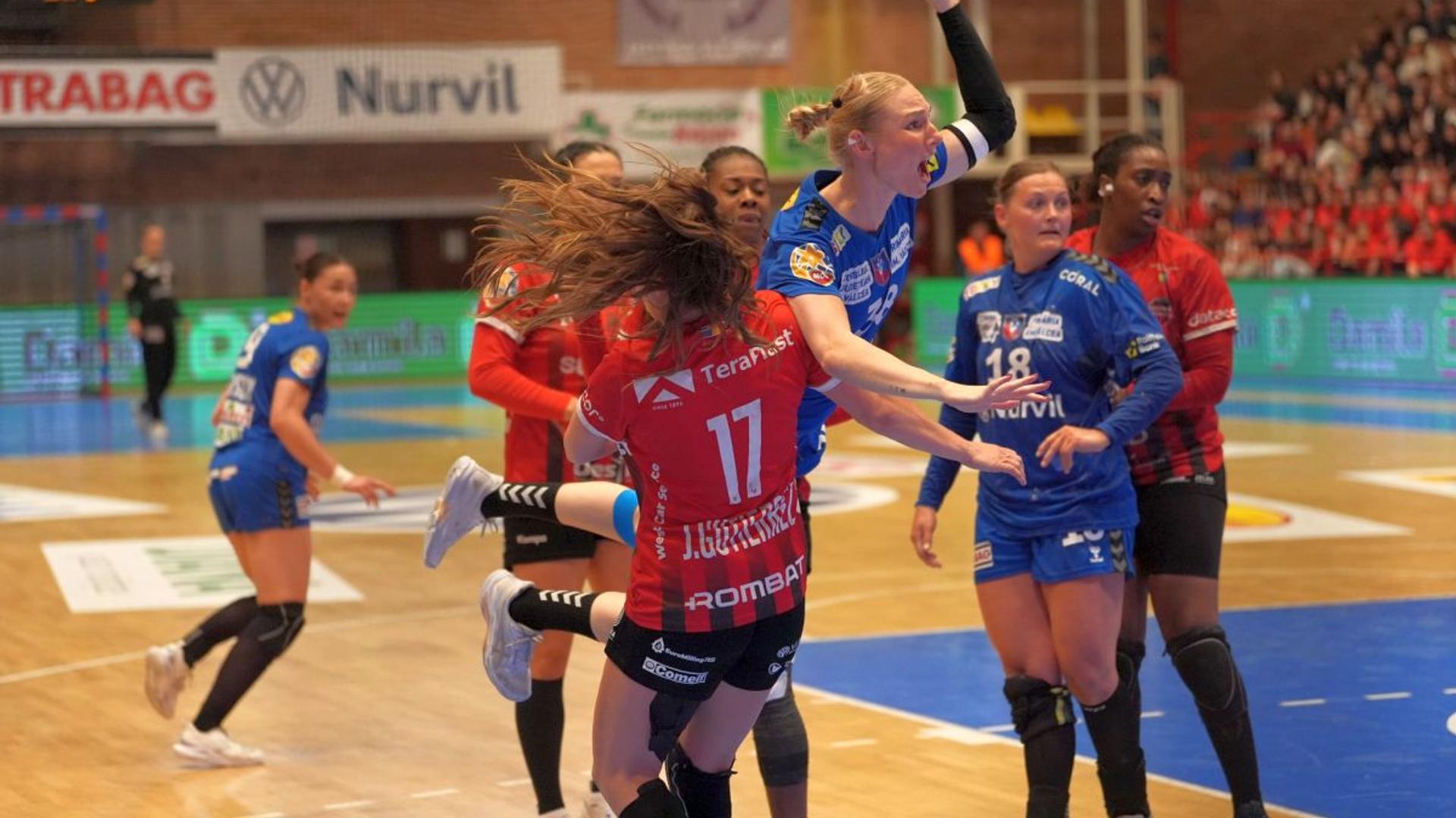 Jucătoare SCM Râmnicu Vâlcea și Gloria Bistrița în acțiune în finala Cupei României handbal feminin, pe terenul de joc. | sursa foto: Gazeta Sporturilor