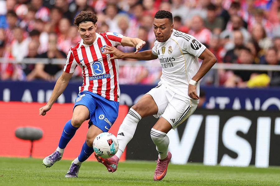 Julian Alvarez, în duel cu Mbappe/ foto Getty Images Barcelona trece la următoarea țintă » Va trimite oferta pentru Julian Alvarez. Atacantul a refuzat prelungirea!