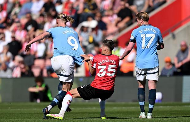 Momente de groază pentru fostul fotbalist din Premier League! A fost atacat cu cuțitul în fața copilului și jefuit de 150.000 de euro