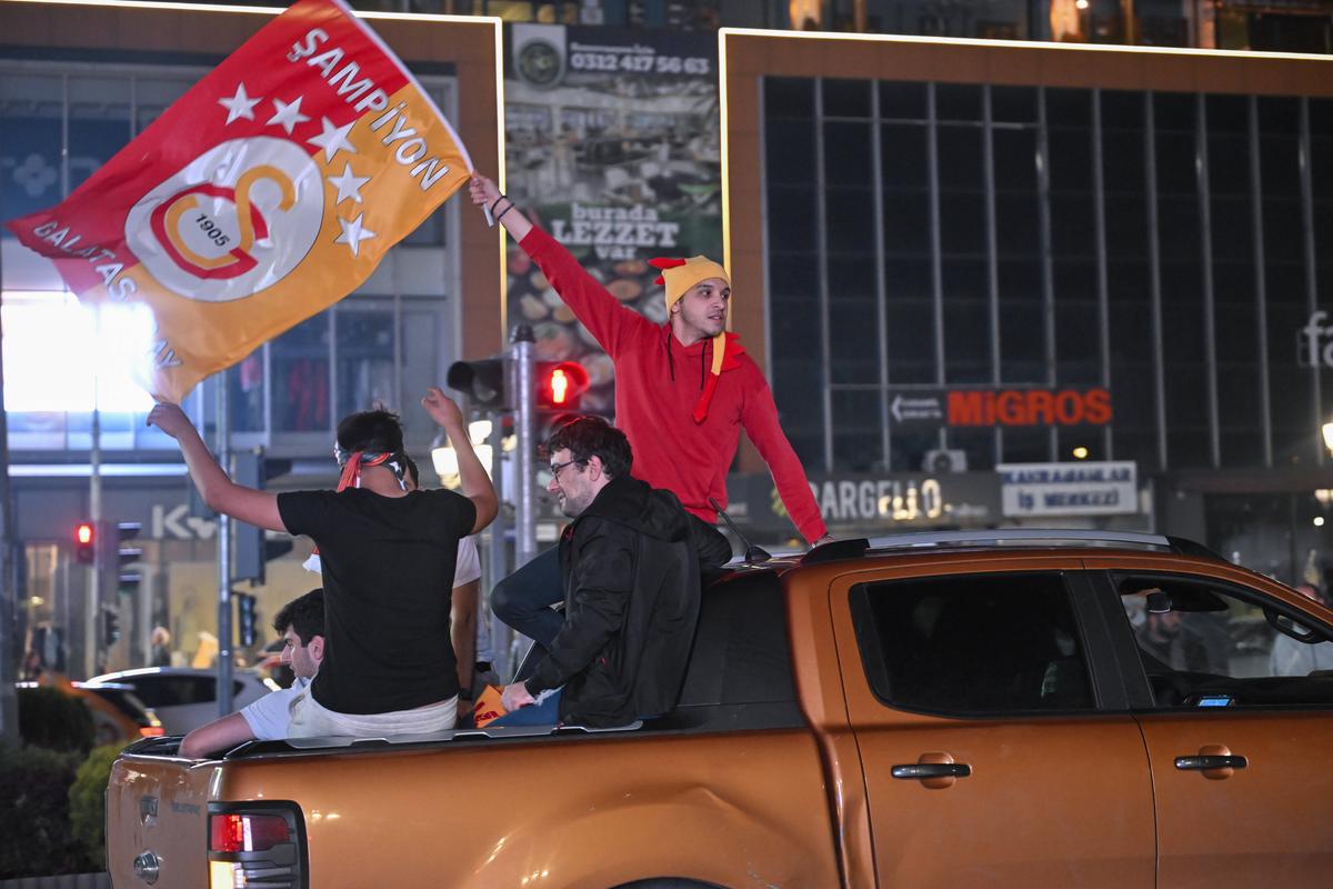 Galatasaray a câștigat al patrulea titlu consecutiv și a scos suporterii în stradă! Imagini spectaculoase