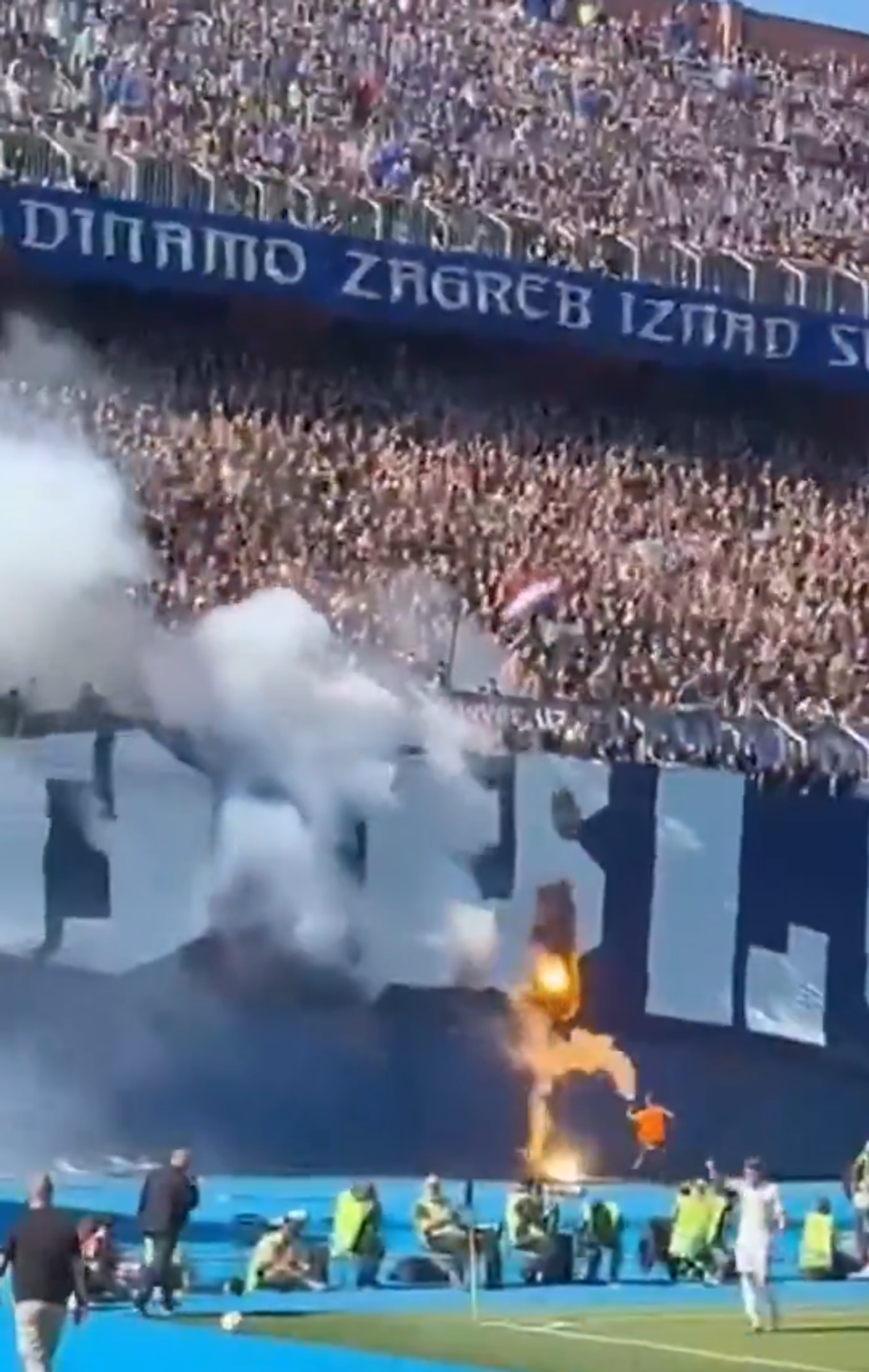 Au ars bannerul rivalilor cu telecomanda! » Scene incredibile la marele derby: ultrașii au provocat haos în tribune
