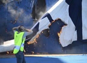 Au ars bannerul rivalilor cu telecomanda! » Scene incredibile la marele derby: ultrașii au provocat haos în tribune