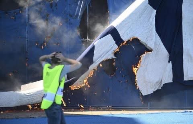 Au ars bannerul rivalilor cu telecomanda! » Scene incredibile la marele derby: ultrașii au provocat haos în tribune