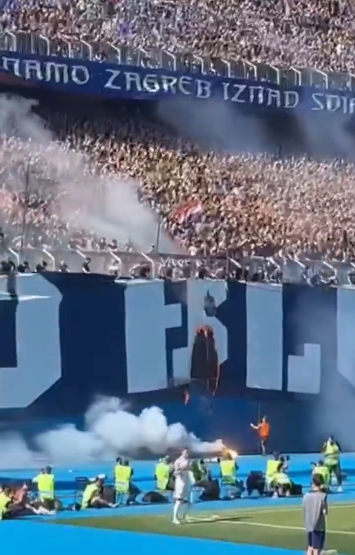 Au ars bannerul rivalilor cu telecomanda! » Scene incredibile la marele derby: ultrașii au provocat haos în tribune
